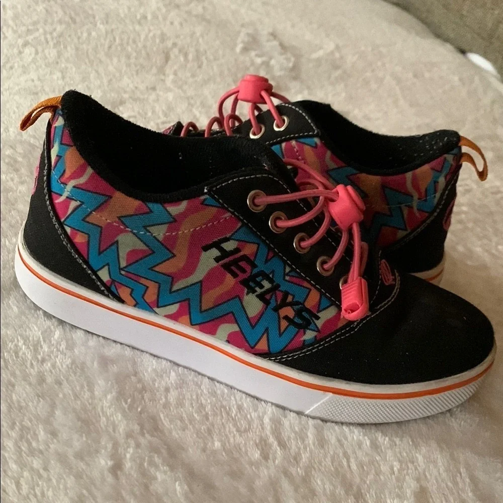 Gently Loved Heelys Kids Zigzag Black and Pink Shoes